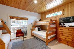 a bedroom with two bunk beds and a desk at Tyrol Getaway in Truckee