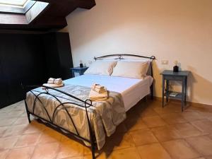 a bedroom with a bed with two night stands at Dimora Floris accogliente appartamento in borgo storico a 7 chilometri dal mare in Montefiore dellʼAso
