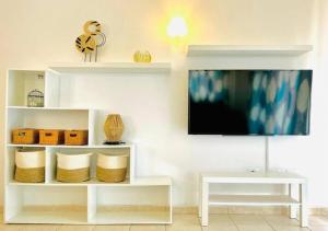 Μια τηλεόραση ή/και κέντρο ψυχαγωγίας στο Ground-Floor 1 bedroom condoPool &Wifi Costa Adeje