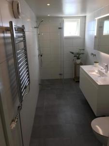 Koupelna v ubytování Sommarlägenhet nära Smögenbryggan