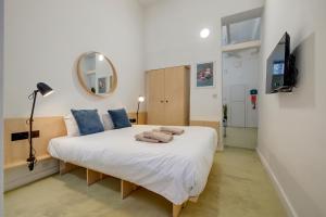 Postel nebo postele na pokoji v ubytování Tranquil 1 Bedroom in the Heart of Valletta + 29 fotografií