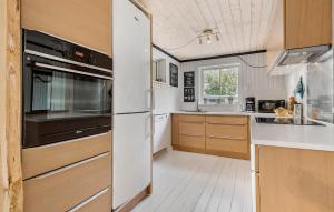Η κουζίνα ή μικρή κουζίνα στο 2 Bedroom Stunning Home In Gistrup