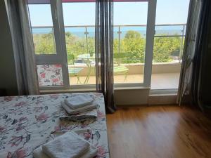 A bed or beds in a room at Byala-apartment-valmira