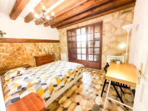 a bedroom with a bed and a desk and a window at Anh Dao-Disneyland-Parking Gratuite et Terrasse in Champs-Sur-Marne