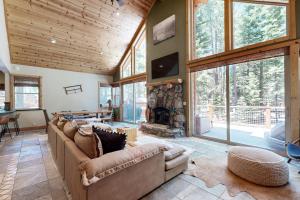 a living room with a couch and a fireplace at Oslo Manor in Truckee
