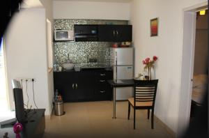 Kuchyň nebo kuchyňský kout v ubytování Royal Orchid Golden Suites Pune