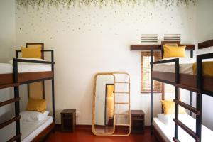 ein Zimmer mit Etagenbetten und einem Spiegel in der Unterkunft Bunkalow in Kandy