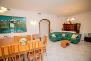a living room with a green couch and a table at La Casa dei Ricordi in Monopoli