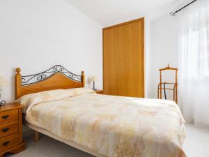 Postel nebo postele na pokoji v ubytování Apartment Bonaire IV - La Concha-2 by Interhome