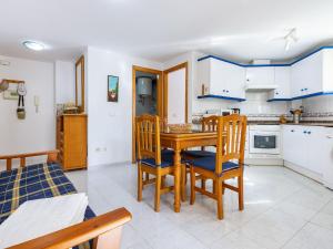 Kuchyň nebo kuchyňský kout v ubytování Apartment Bonaire IV - La Concha-2 by Interhome
