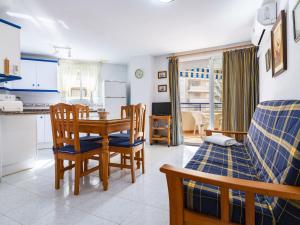 Kuchyň nebo kuchyňský kout v ubytování Apartment Bonaire IV - La Concha-2 by Interhome