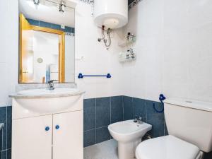 Koupelna v ubytování Apartment Bonaire IV - La Concha-2 by Interhome