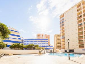 Bazén v ubytování Apartment Bonaire IV - La Concha-2 by Interhome nebo v jeho okolí