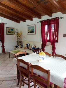 Χώρος καθιστικού στο Independent villa with private beach on the lake