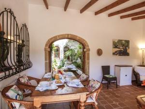 Posezení v ubytování Holiday Home Mirlo Canta by Interhome
