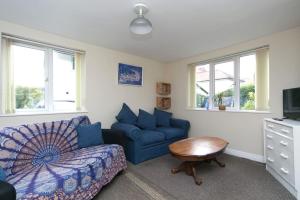 TV a/nebo společenská místnost v ubytování Dinerth Cottage