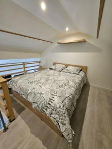 una camera da letto con un letto in una stanza di Le Duplex Vercingétorix proche Paris et Disney a Champigny-sur-Marne