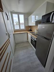 una piccola cucina con frigorifero e lavandino di Le Duplex Vercingétorix proche Paris et Disney a Champigny-sur-Marne Altre 3 foto