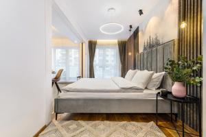 un dormitorio con una cama en una habitación en KOA - Twin Tower, en Brasov 244 fotos más