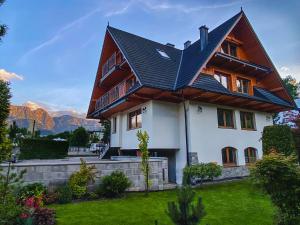 Nespecifikovaný výhled na hory nebo výhled na hory při pohledu z penzionu