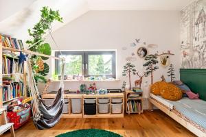 a childs room with a hammock in a room at Parkowa Garden in Michałowice