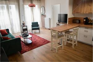 a kitchen and living room with a table and chairs at Appart charmant au cœur de la ville et des commodités in Saint-Ouen
