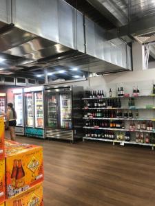 Un supermercado u otros negocios cerca del aparthotel u alrededores