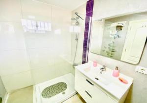 Foto dalla galleria di Enjoy Sunsets at Fully Equipped 2BR Oceanside View by Aqua Vista Tenerife ad Adeje
