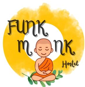黎明之村Funk monk hostel PONDICHERRY的一个婴儿以冥想姿势坐着，上面写着“fund mik”