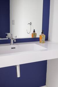 un bancone del bagno con lavandino e specchio di La Maison De La Ville a Massa Lubrense