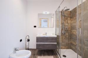 un bagno con lavandino e doccia di Il Pontefice Luxury a Roma Altre 37 foto
