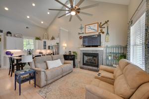 Χώρος καθιστικού στο Lake Greenwood Getaway with On-Site Boat Ramp!