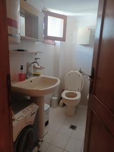 Koupelna v ubytování Golden vacations at Pefkohori 2 + 8 fotografií