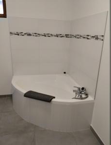 Bilik mandi di Maison Cosy Calme Central Bus Lac Kir +12 gambar
