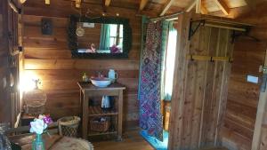 a room with a wooden wall and a mirror at Les Robinsonades in Couladère
