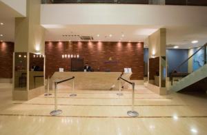 a lobby with a counter in the middle of a building at Charmoso Duplex ao Lado da Torre de TV Brasília in Torto +15 photos