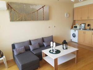 salon z kanapą i stołem w obiekcie Sozopol Bulgaria VIP zona w mieście Sozopol +4 zdjęcia