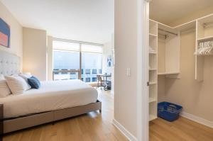 Ένα ή περισσότερα κρεβάτια σε δωμάτιο στο Luxury Apt with Pool