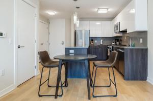 Η κουζίνα ή μικρή κουζίνα στο Luxury Apt with Pool