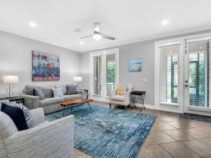 Χώρος καθιστικού στο Gulf Place Courtyard 29 by Newman-Dailey