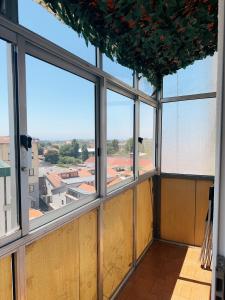 Habitación con ventanas y vistas a la ciudad. en Vicky Porto, en Oporto