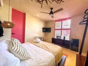 En eller flere senge i et værelse på Room Cuzama disfruta de este paraiso