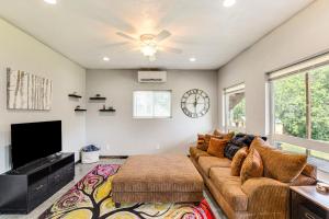 ein Wohnzimmer mit Couch und Flachbildfernseher in der Unterkunft Frankston Vacation Rental Walk to Lake Palestine! in Coffee City