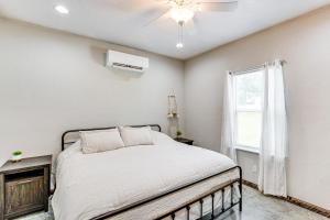 Schlafzimmer mit einem Bett, einem Deckenventilator und einem Fenster in der Unterkunft Frankston Vacation Rental Walk to Lake Palestine! in Coffee City