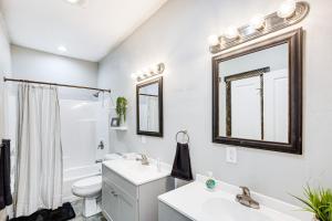 ein Badezimmer mit Waschbecken, Toilette und Spiegel in der Unterkunft Frankston Vacation Rental Walk to Lake Palestine! in Coffee City + 18 Fotos