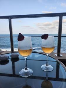 dwa kieliszki wina siedzące na stole z oceanem w obiekcie Sozopol Bulgaria VIP zona w mieście Sozopol