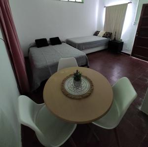 a room with a table and chairs and a bed at 866 Apart in San Fernando del Valle de Catamarca