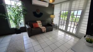 Posezení v ubytování Joyuda Beachfront Condo with Private Balcony