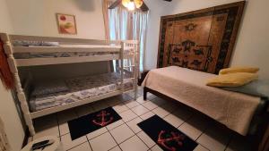 Katil atau katil-katil dalam bilik di Joyuda Beachfront Condo with Private Balcony