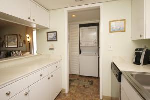 Kuchyň nebo kuchyňský kout v ubytování Sandpiper Cove Unit1064